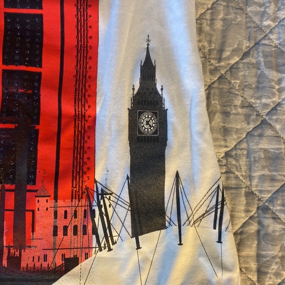 BRAND NEW NEVER WORN LONDON TEE-SHIRT. SIZE LARGE BUT FEELS LIKE A SMALL. - Picture 5 of 7